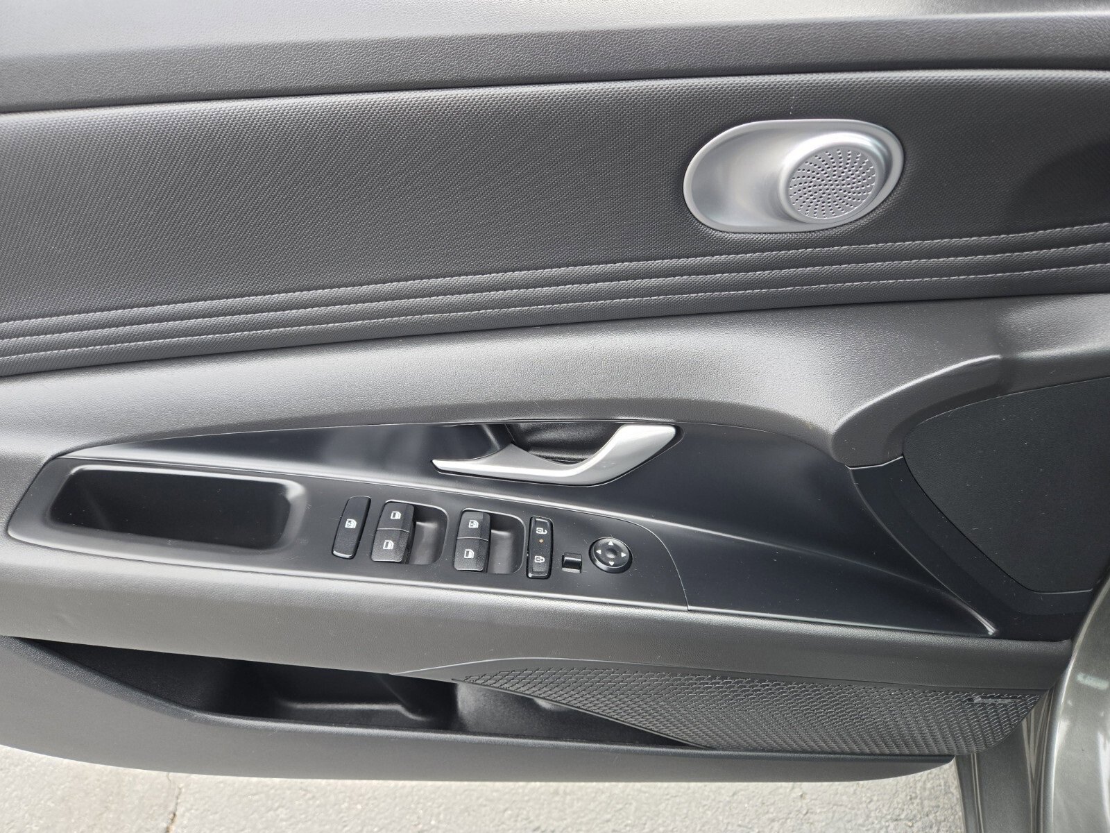 Used 2024 Hyundai Elantra Limited image 18