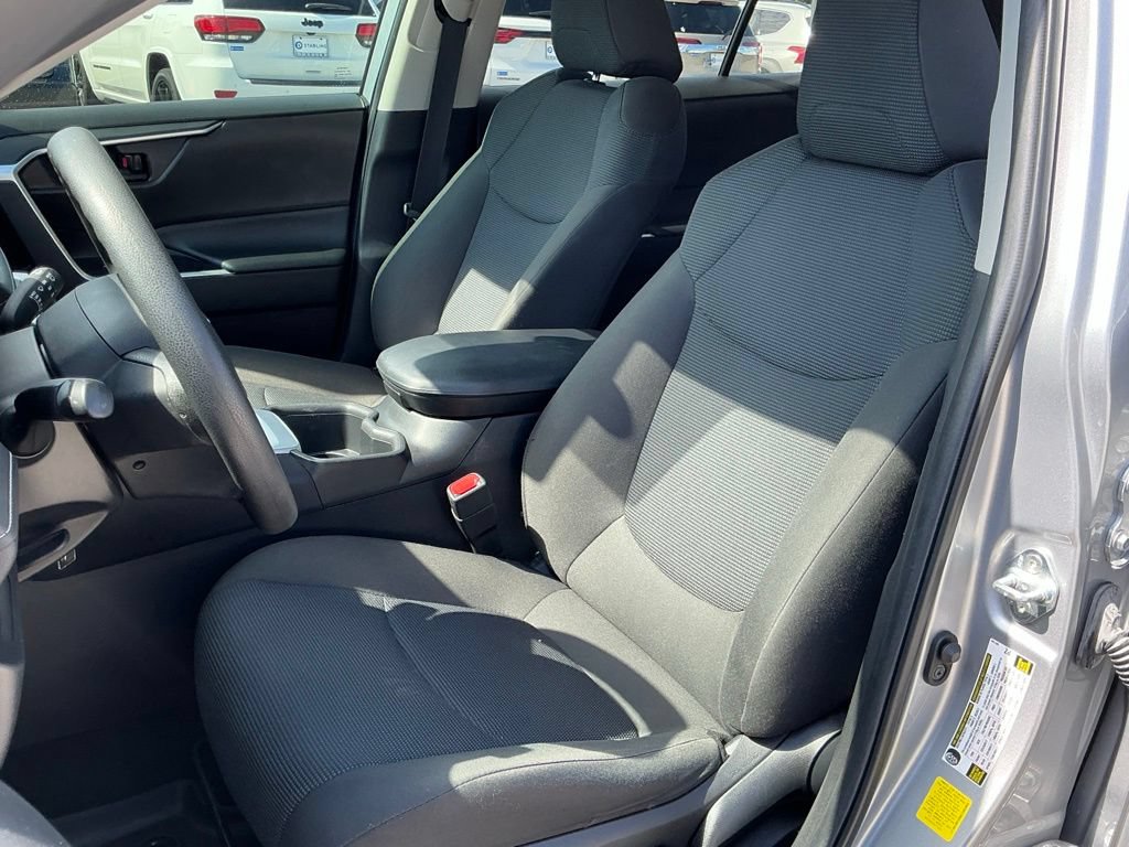 Used 2022 Toyota RAV4 LE FWD image 33
