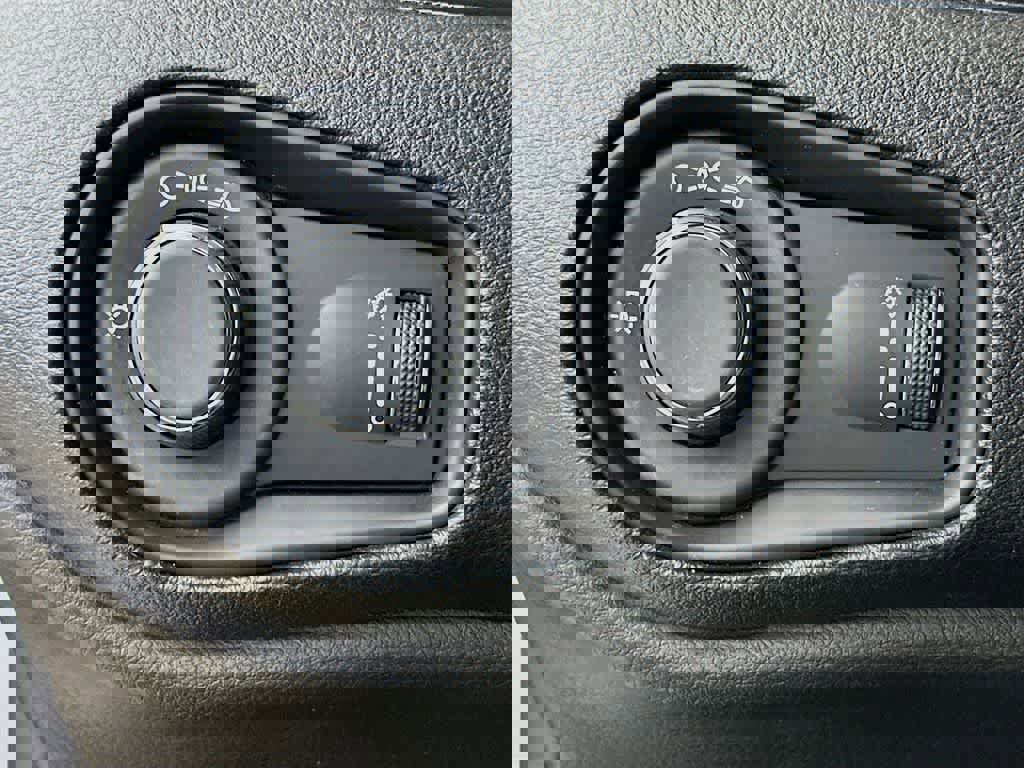 Used 2019 Jeep Renegade Sport image 26