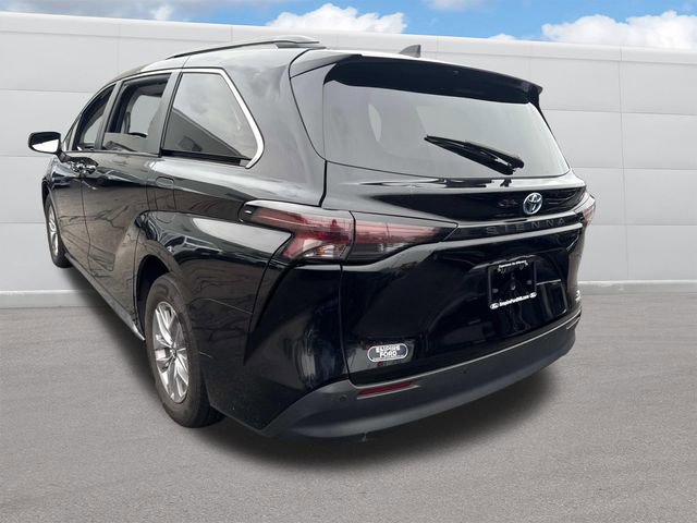 Used 2024 Toyota Sienna XLE image 3