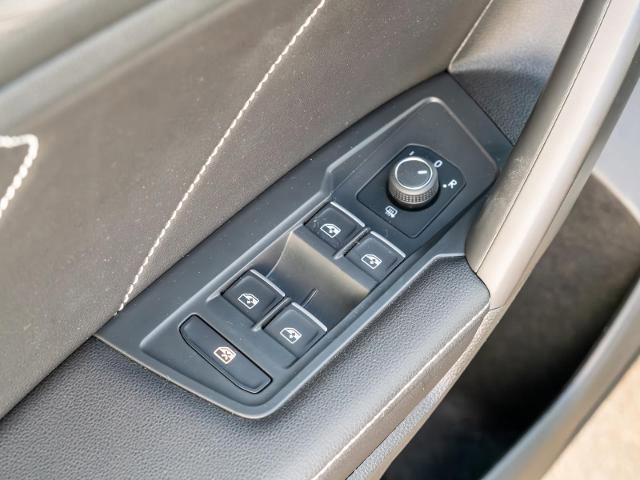 Used 2023 Volkswagen Tiguan SE w/ Panoramic Sunroof Package image 16