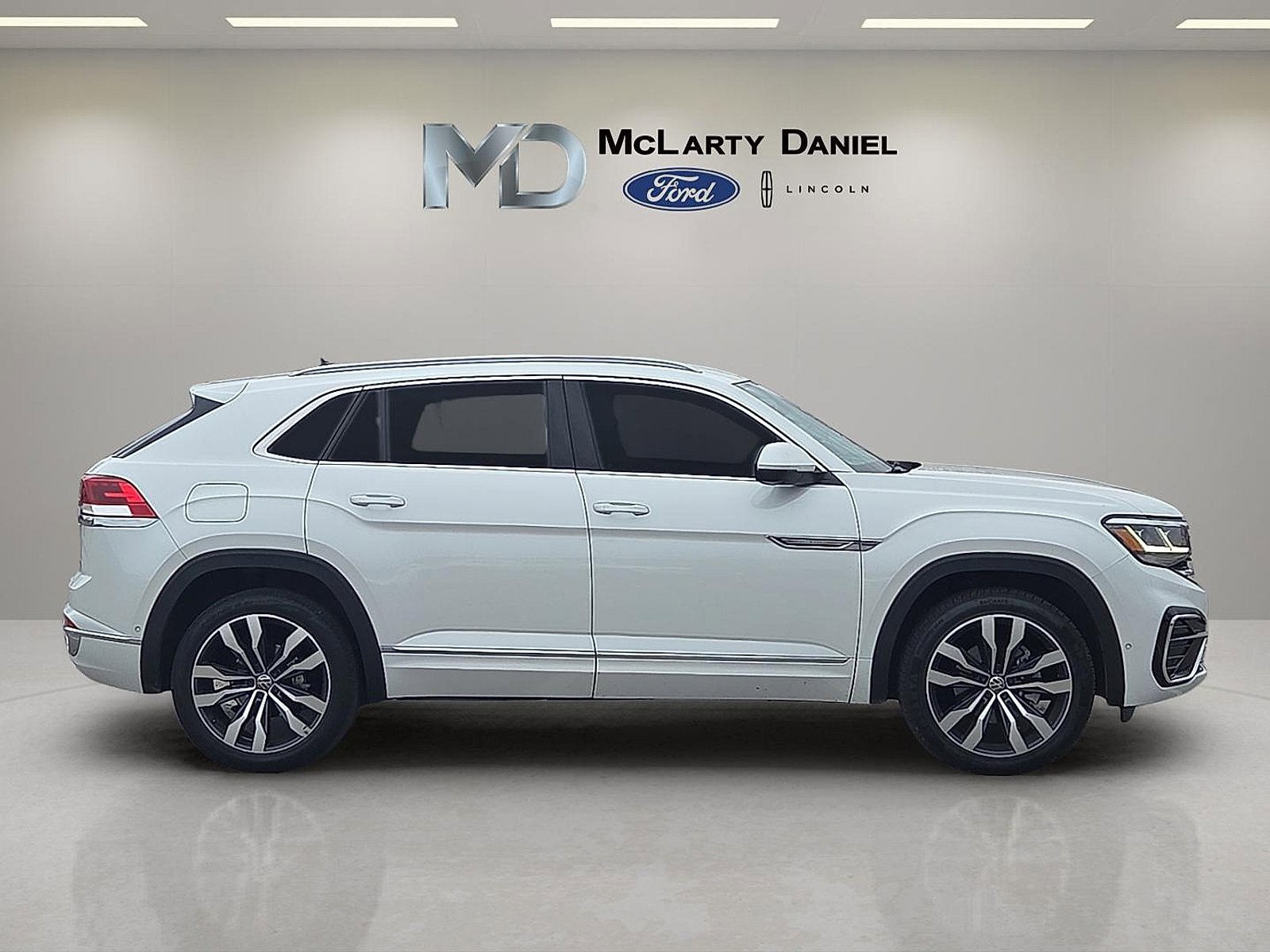 Used 2022 Volkswagen Atlas Cross Sport SEL Premium R-Line image 4