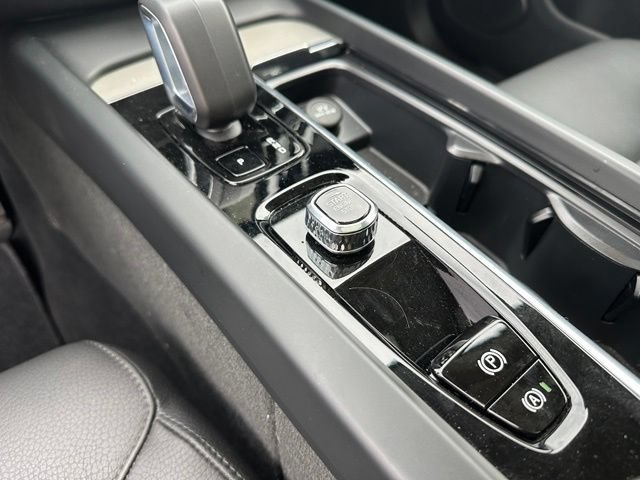Used 2025 Volvo XC60 B5 Plus AWD/4WD image 23