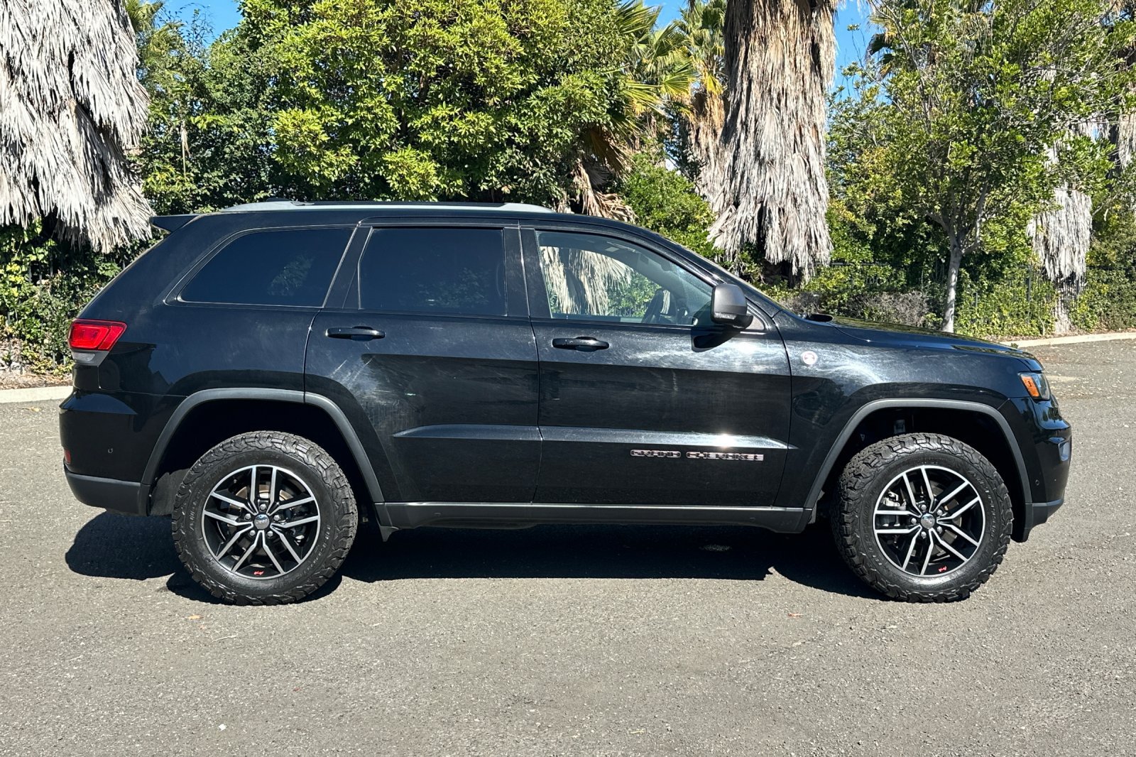 Used 2018 Jeep Grand Cherokee Trailhawk w/ Trailhawk Luxury Group AWD/4WD image 2