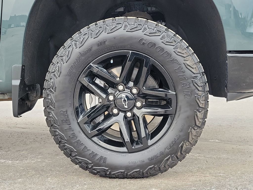 Used 2025 Chevrolet Silverado 1500 Custom Trail Boss w/ LPO, Dark Essentials Package image 9