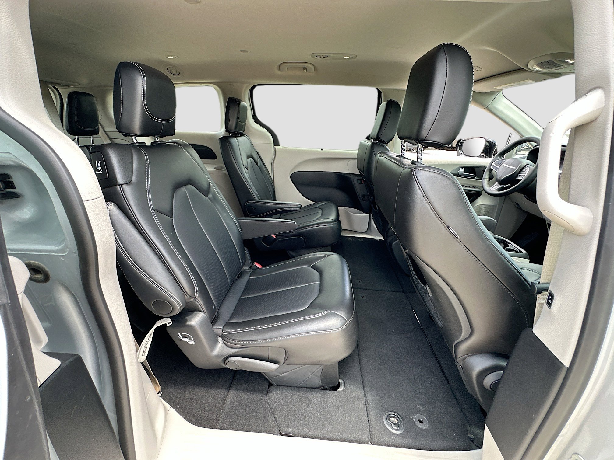 Used 2024 Chrysler Pacifica Touring-L FWD image 25