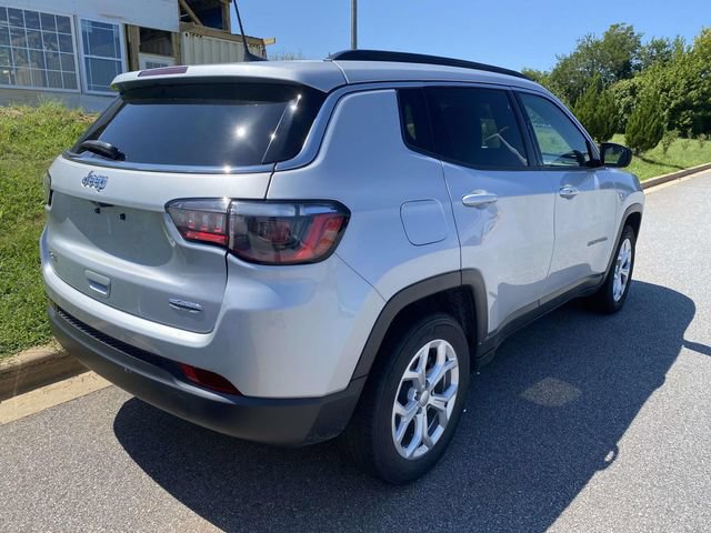 Used 2024 Jeep Compass Latitude AWD/4WD image 7