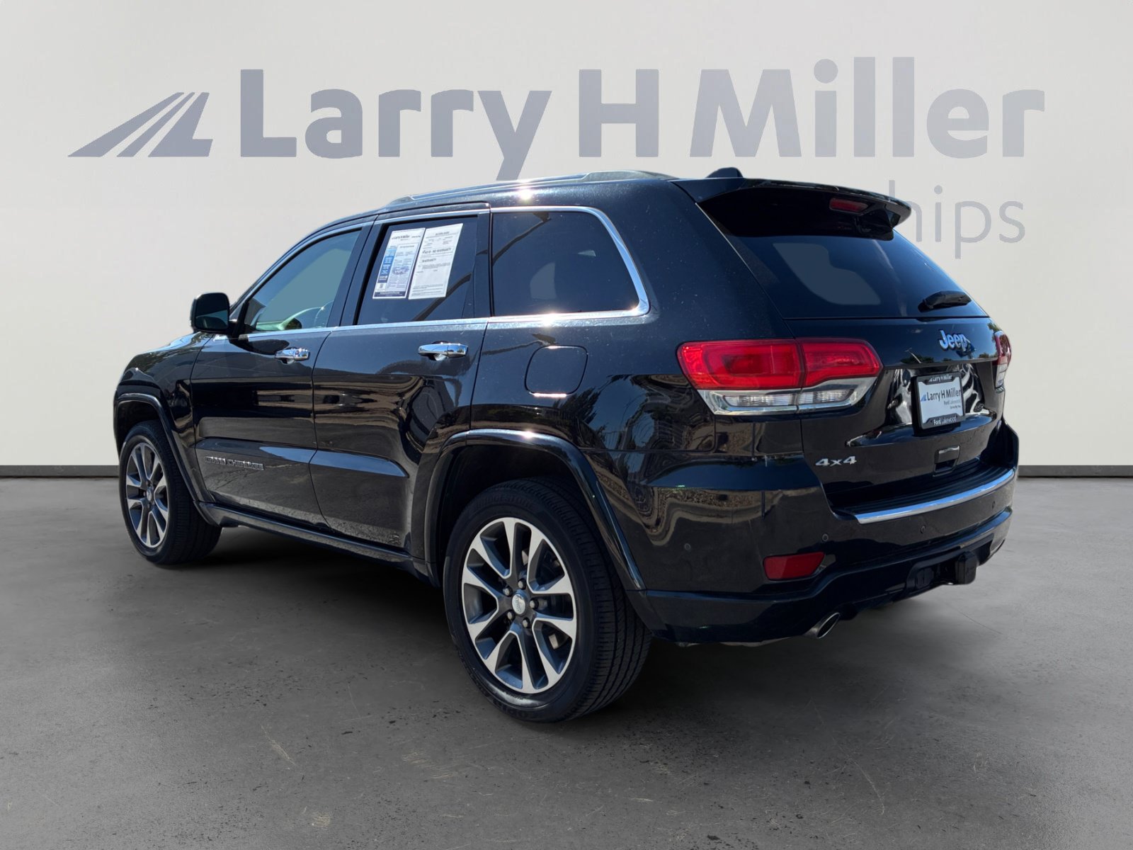 Used 2017 Jeep Grand Cherokee Overland w/ Jeep Active Safety Group AWD/4WD image 3
