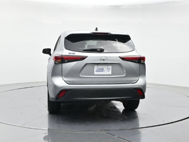 Used 2025 Toyota Highlander LE FWD image 8
