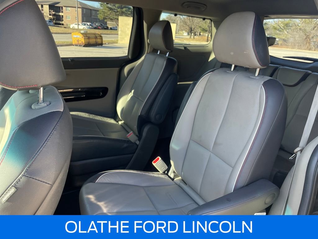 Used 2018 Kia Sedona SX image 26