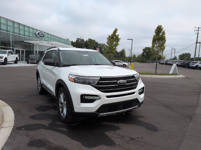 Certified 2021 Ford Explorer XLT w/ Equipment Group 202A AWD/4WD image 7