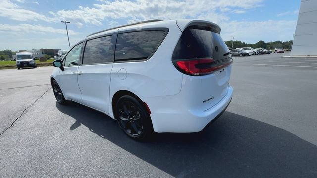 Used 2025 Chrysler Pacifica Limited FWD image 6
