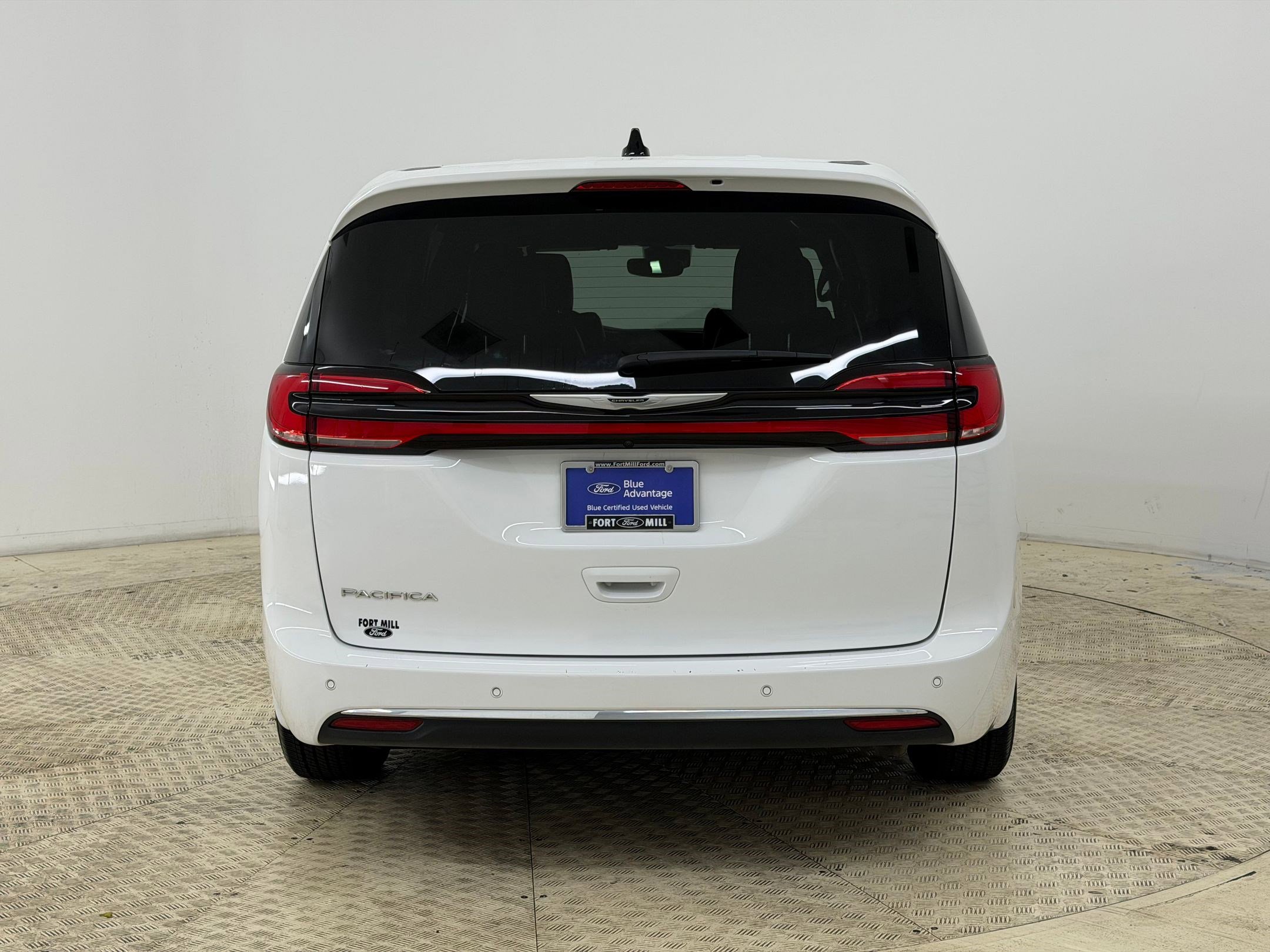 Used 2025 Chrysler Pacifica Select image 10