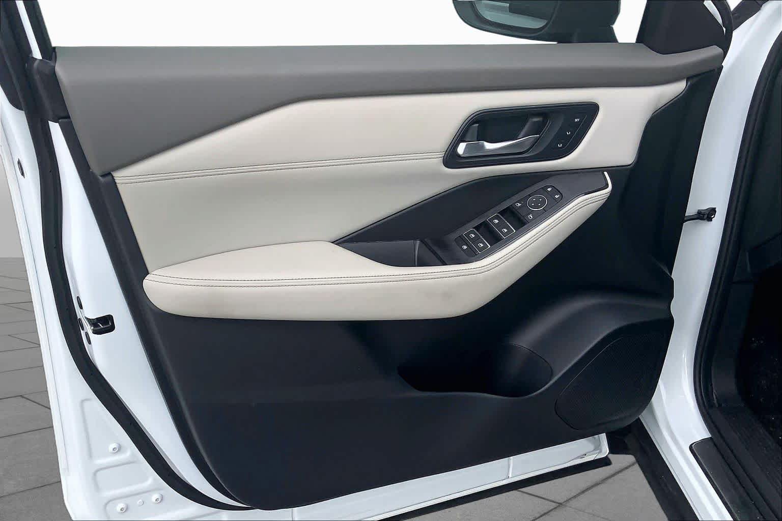 Used 2024 Nissan Rogue SL w/ SL Premium Package FWD image 22