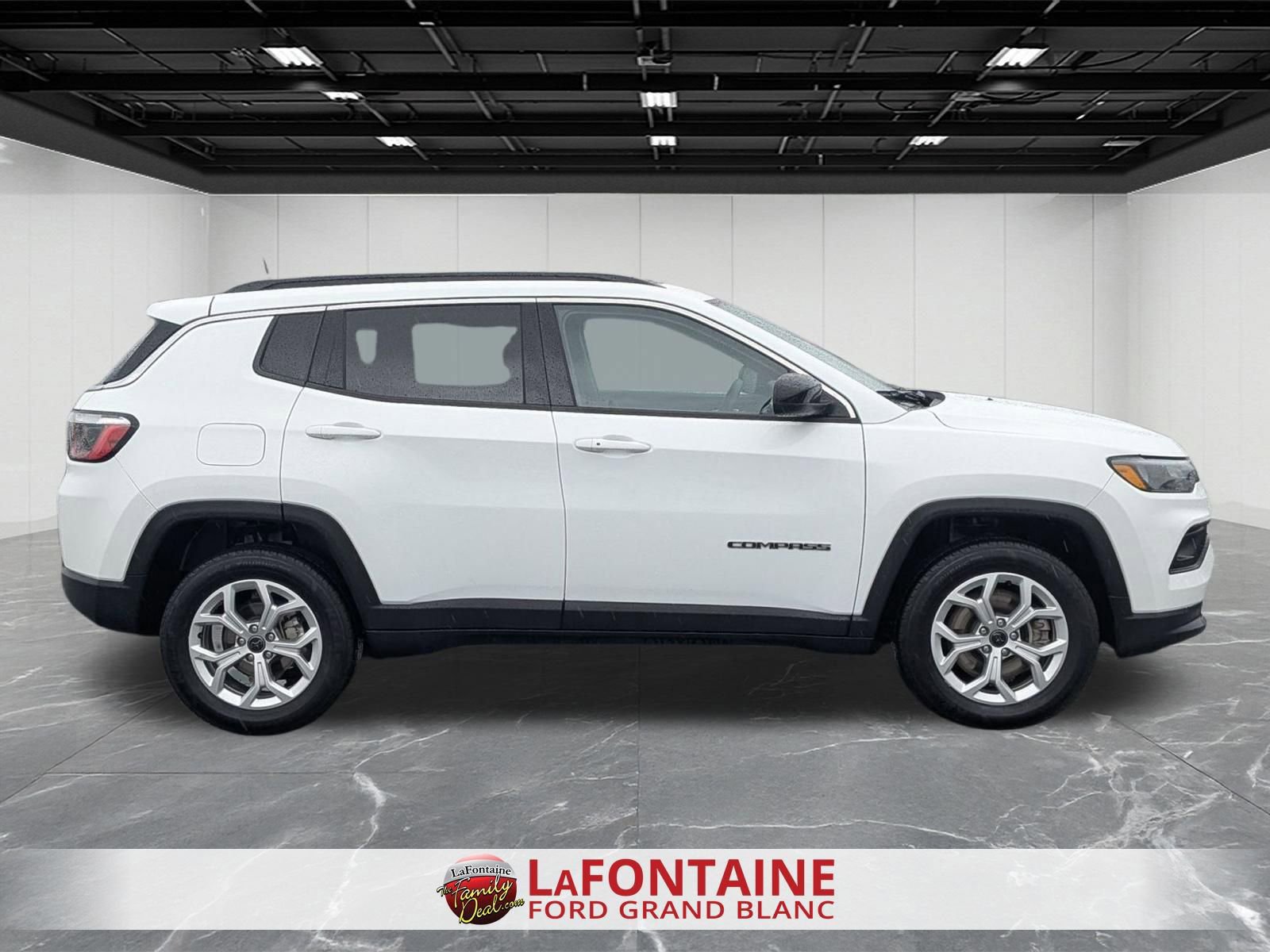 Used 2025 Jeep Compass Latitude w/ Sun & Sound Group AWD/4WD image 6