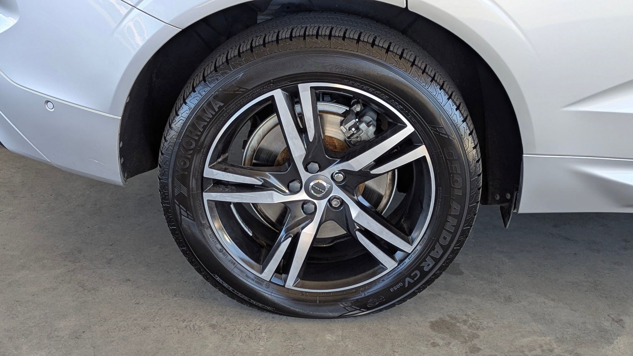 Used 2018 Volvo XC60 T6 R-Design w/ Convenience Package image 12