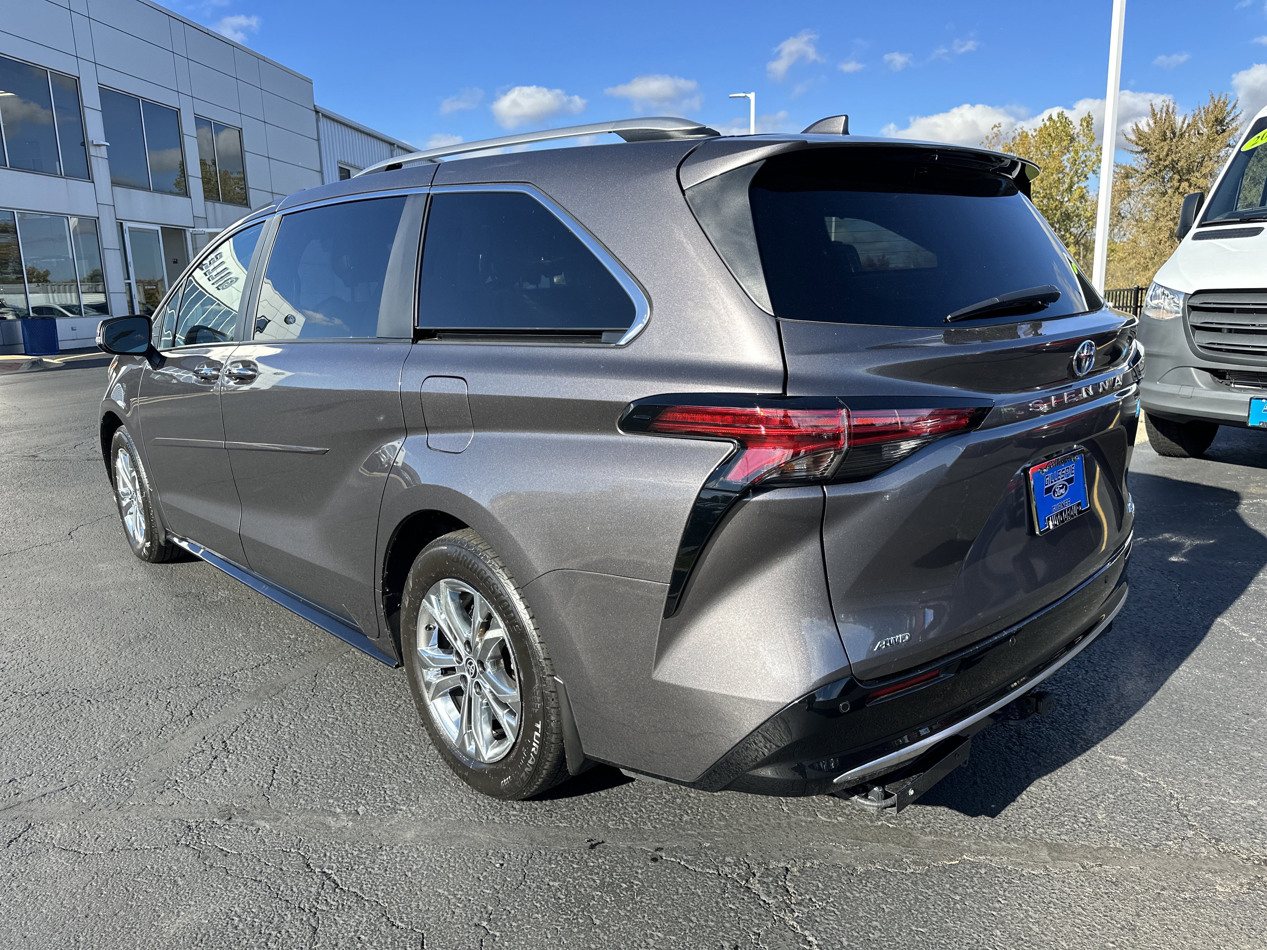 Used 2023 Toyota Sienna Platinum image 5