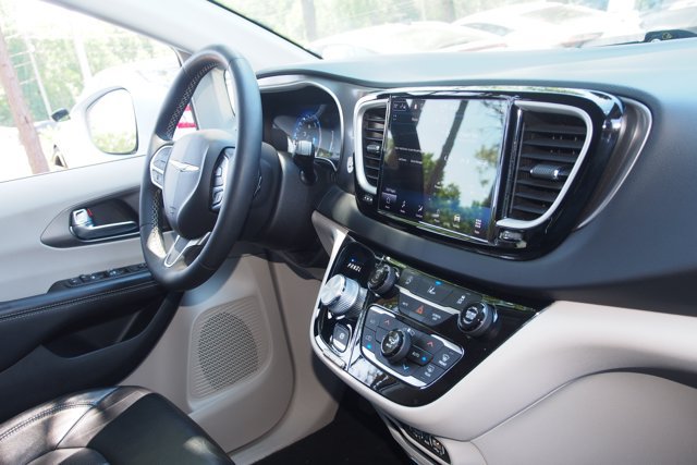 Used 2022 Chrysler Pacifica Touring-L FWD image 10