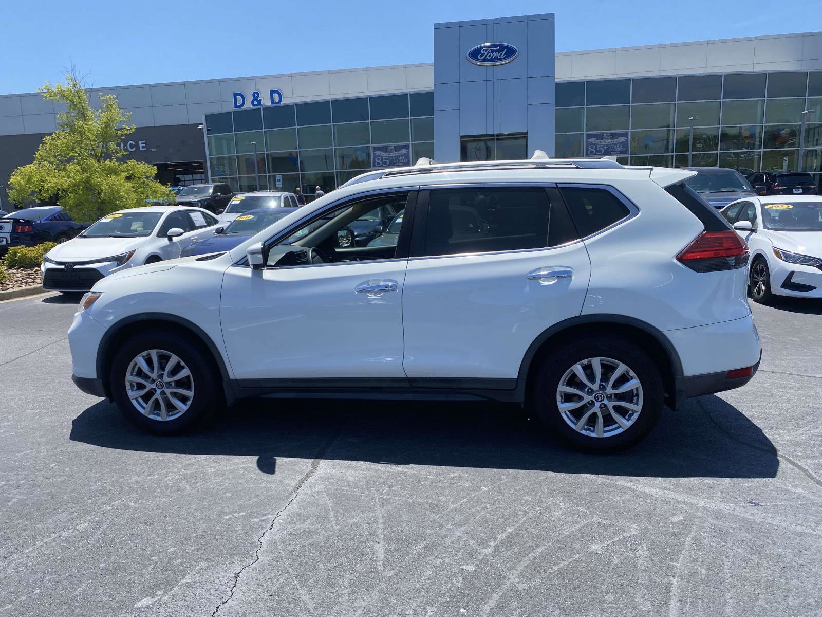 Used 2017 Nissan Rogue SV w/ SV Premium Package FWD image 4