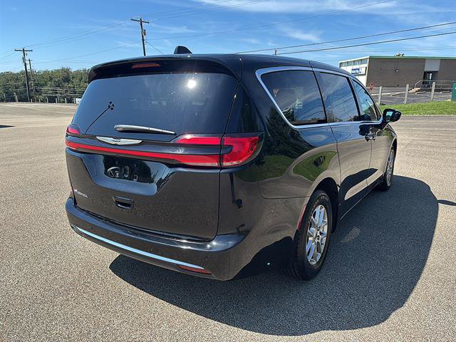 Used 2025 Chrysler Pacifica Select FWD image 4