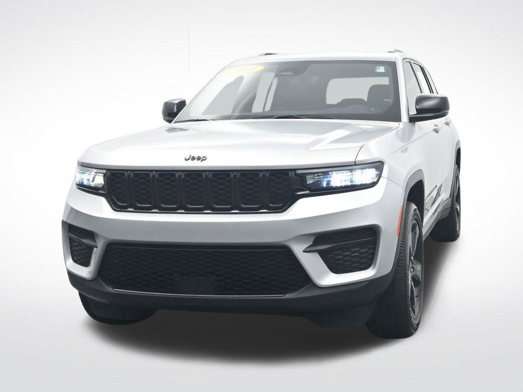 Used 2024 Jeep Grand Cherokee Altitude RWD image 2
