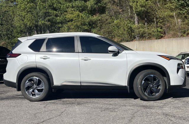 Used 2024 Nissan Rogue SV w/ SV Premium Package FWD image 2