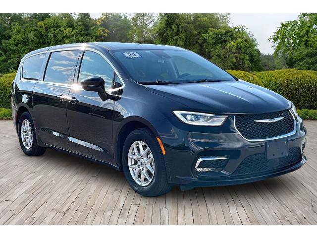 Used 2024 Chrysler Pacifica Touring-L FWD image 3