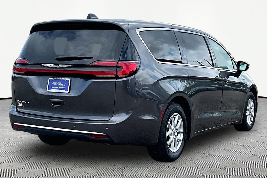 Used 2023 Chrysler Pacifica Touring-L FWD image 2