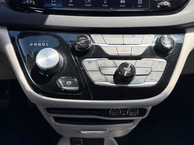 Used 2023 Chrysler Pacifica Touring-L FWD image 15