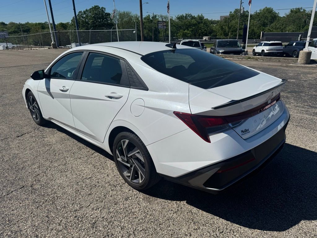 Used 2025 Hyundai Elantra Sport FWD image 2