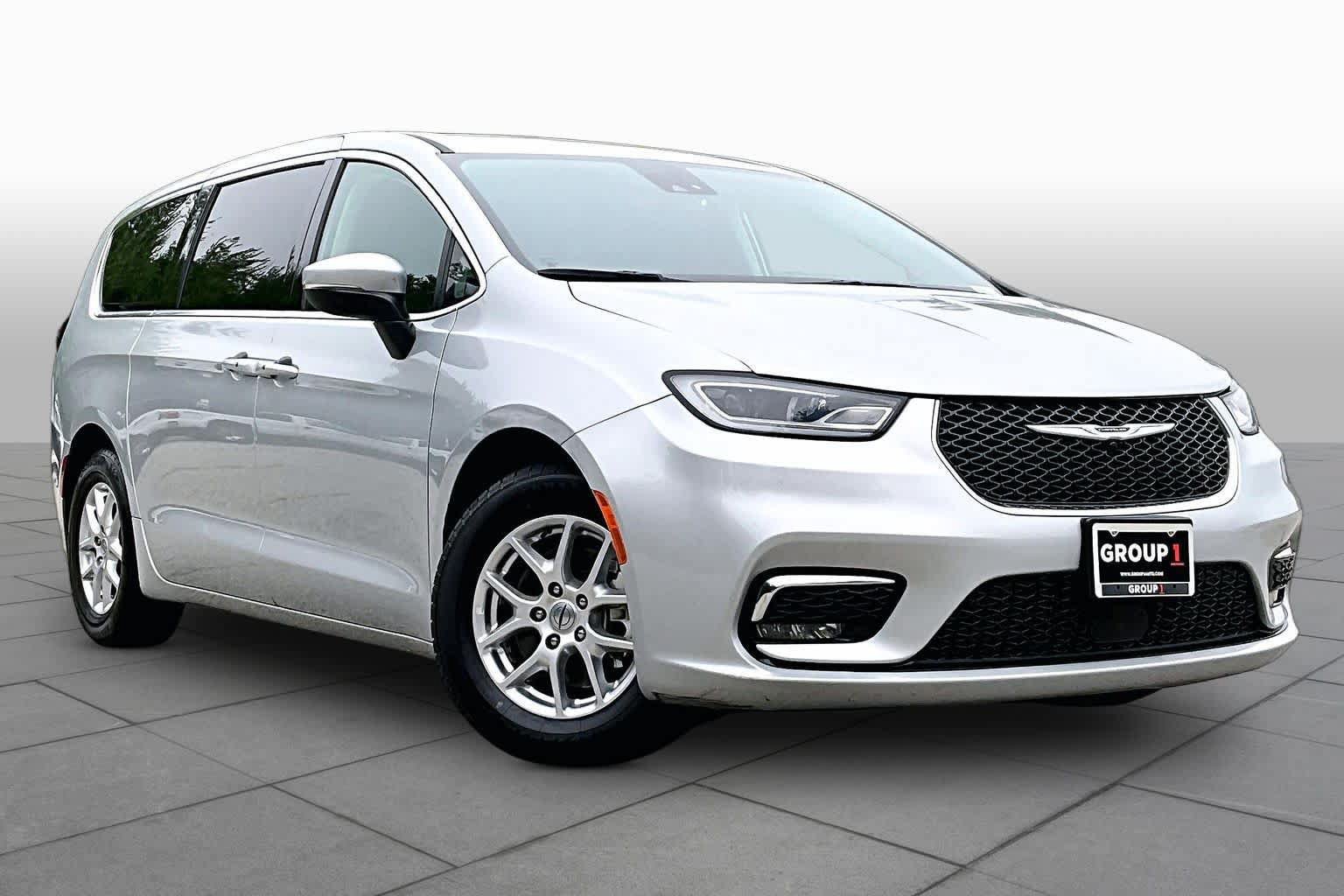 Used 2023 Chrysler Pacifica Touring-L FWD image 3