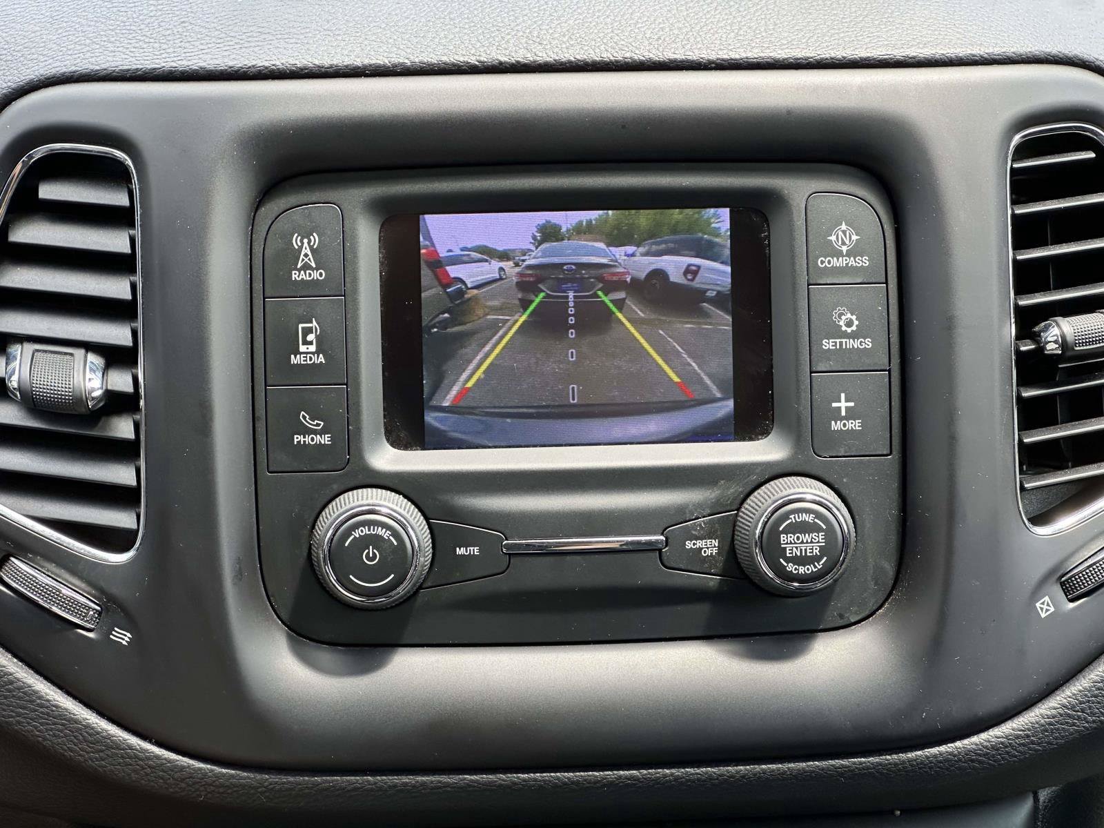 Used 2018 Jeep Compass Latitude AWD/4WD image 16