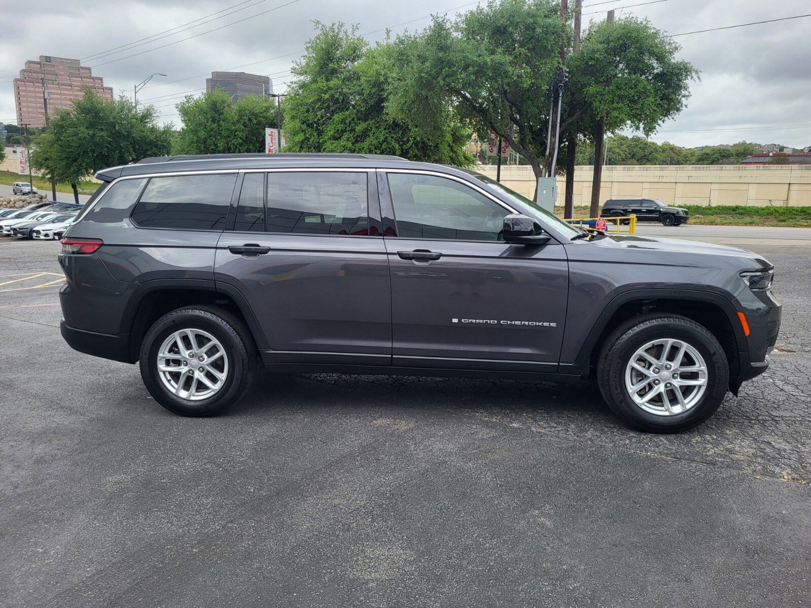 Used 2025 Jeep Grand Cherokee L Laredo w/ Luxury Tech Group I image 2