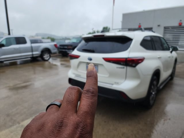 Used 2021 Toyota Highlander XLE AWD/4WD image 17