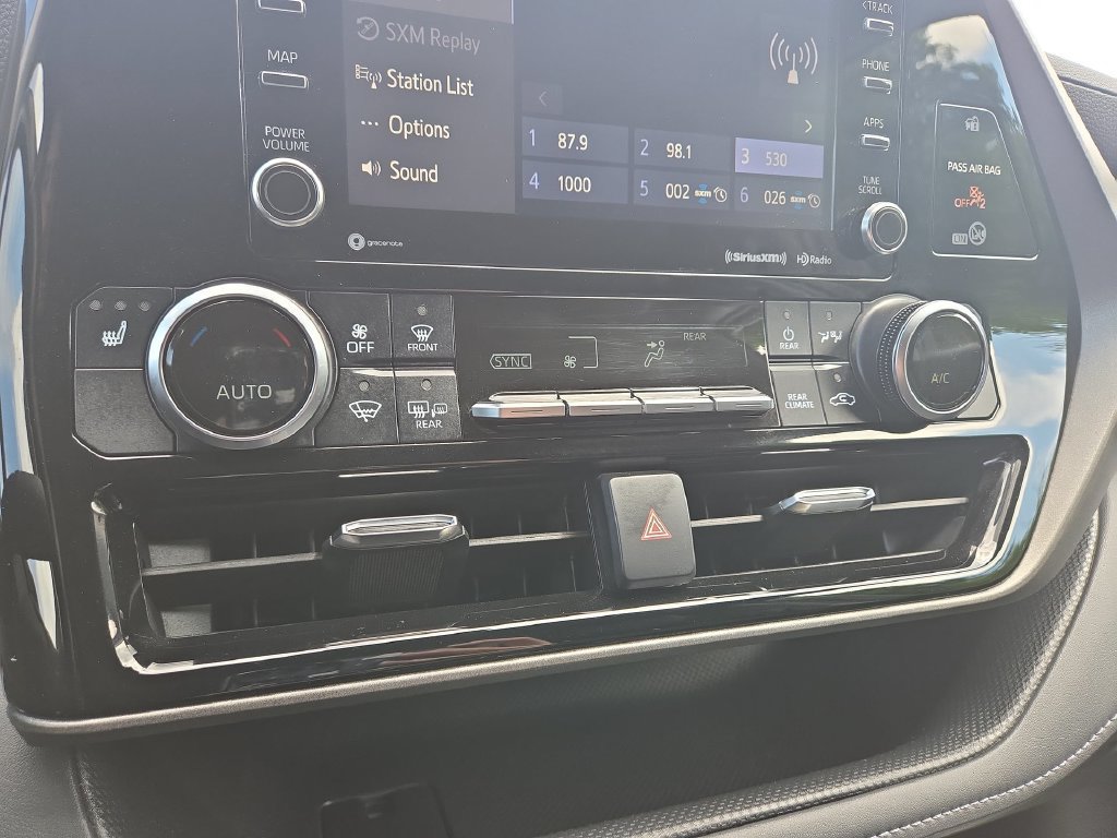 Used 2020 Toyota Highlander XLE AWD/4WD image 11