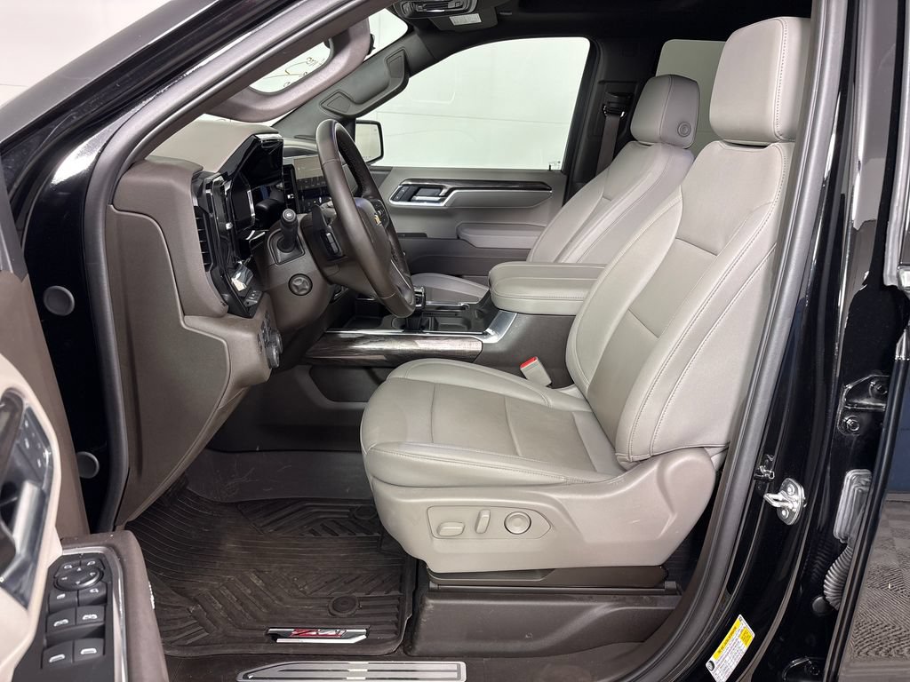 Used 2025 Chevrolet Silverado 1500 LTZ w/ LTZ Premium Package AWD/4WD image 28