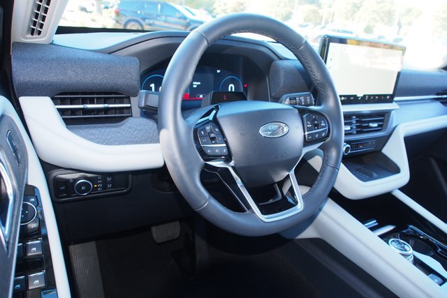Certified 2025 Ford Explorer Platinum w/ Ultimate Package AWD/4WD image 21