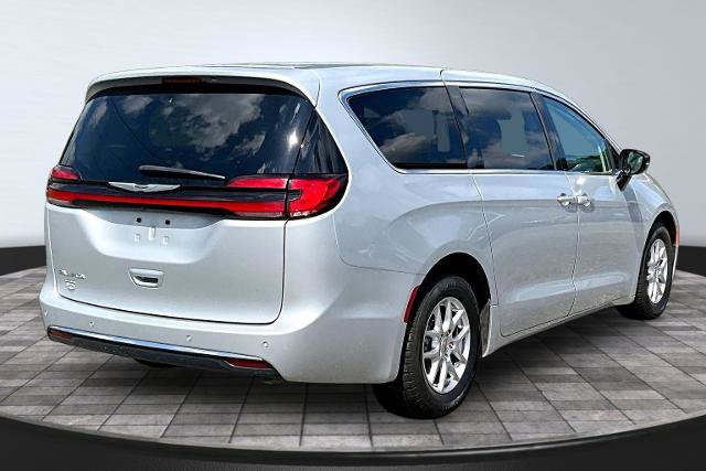 Used 2024 Chrysler Pacifica Touring-L FWD image 13