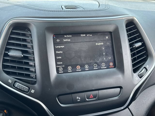 Used 2019 Jeep Cherokee Latitude Plus FWD image 16