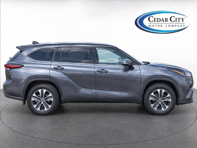 Used 2024 Toyota Highlander XLE AWD/4WD image 8