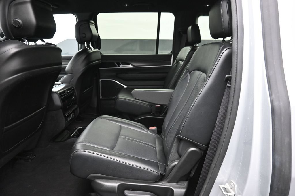 Used 2024 Jeep Wagoneer Series III AWD/4WD image 7