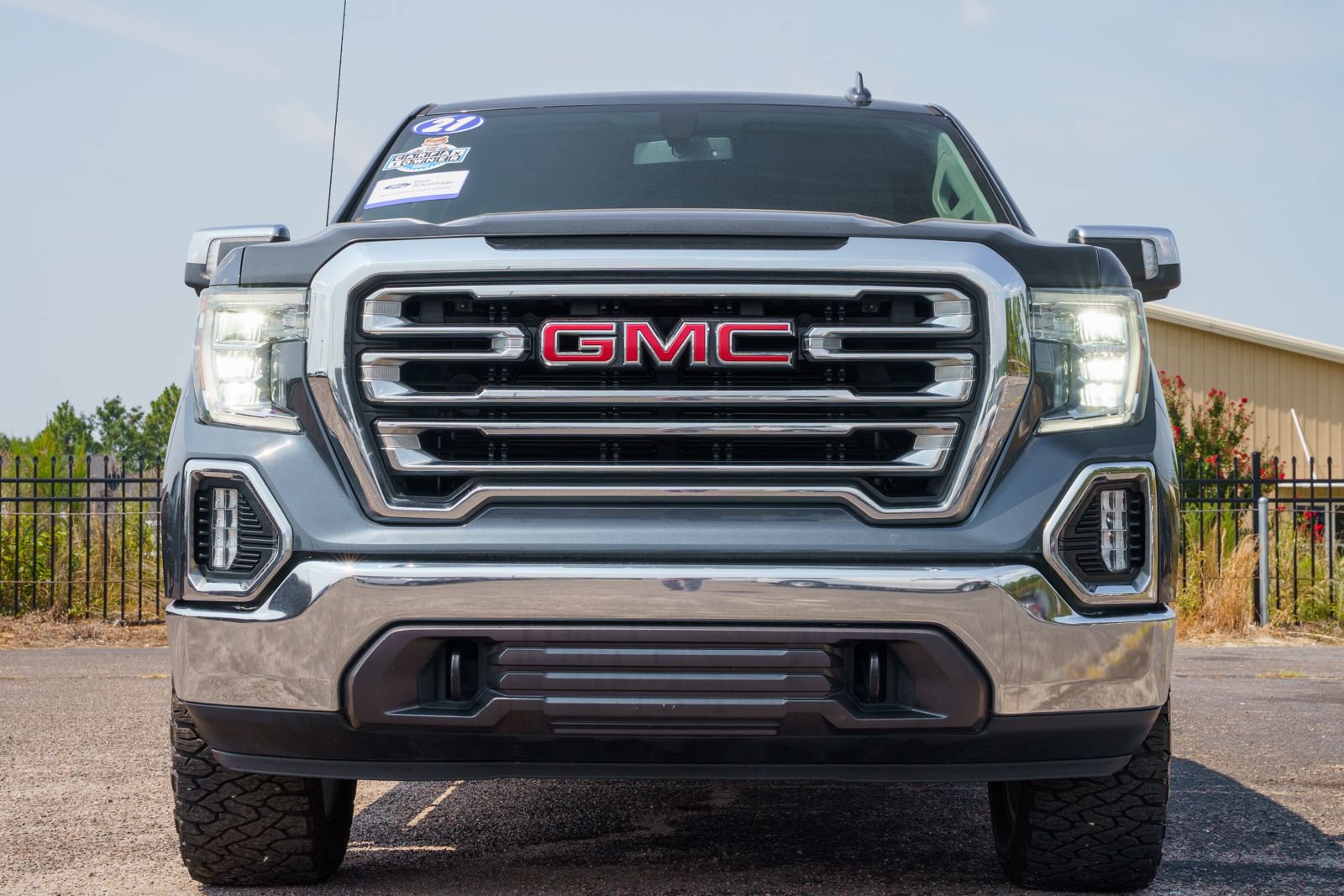 Used 2021 GMC Sierra 1500 SLT AWD/4WD image 2