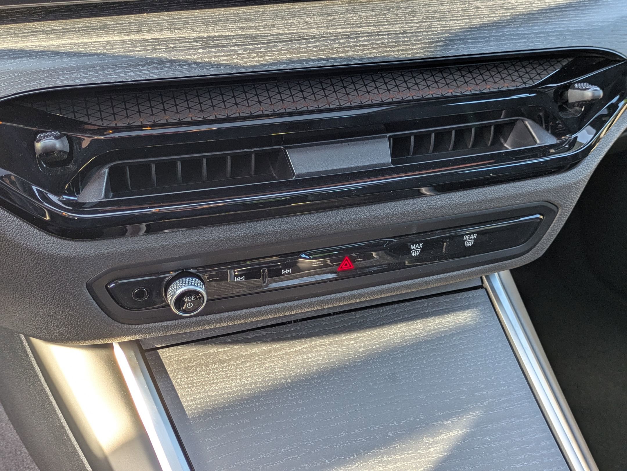 Used 2025 BMW 330i Sedan w/ M Sport Package RWD image 25