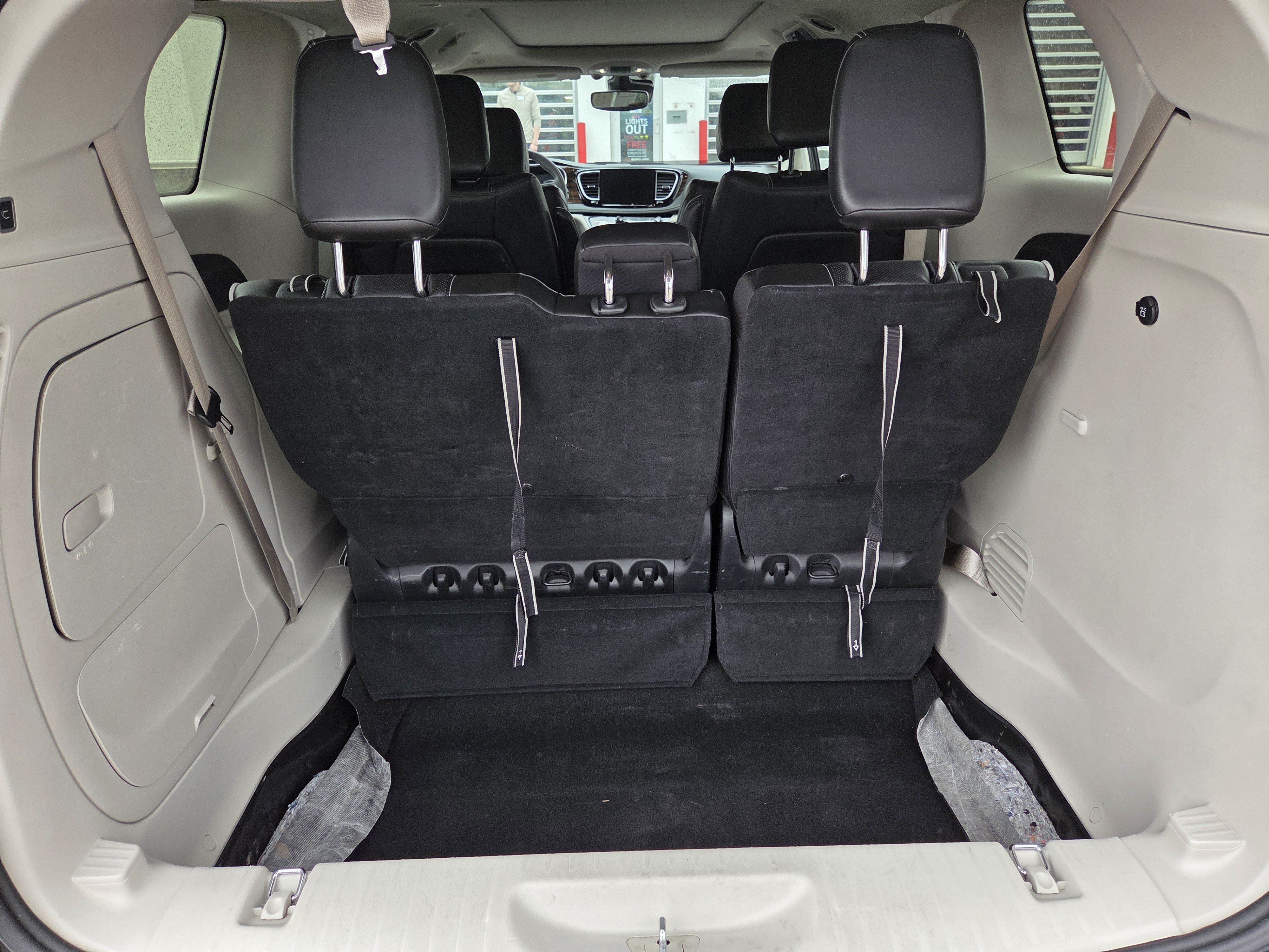 Used 2023 Chrysler Pacifica Limited FWD image 12