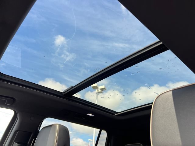 Used 2024 Chevrolet Suburban Premier w/ Premium Package AWD/4WD image 25