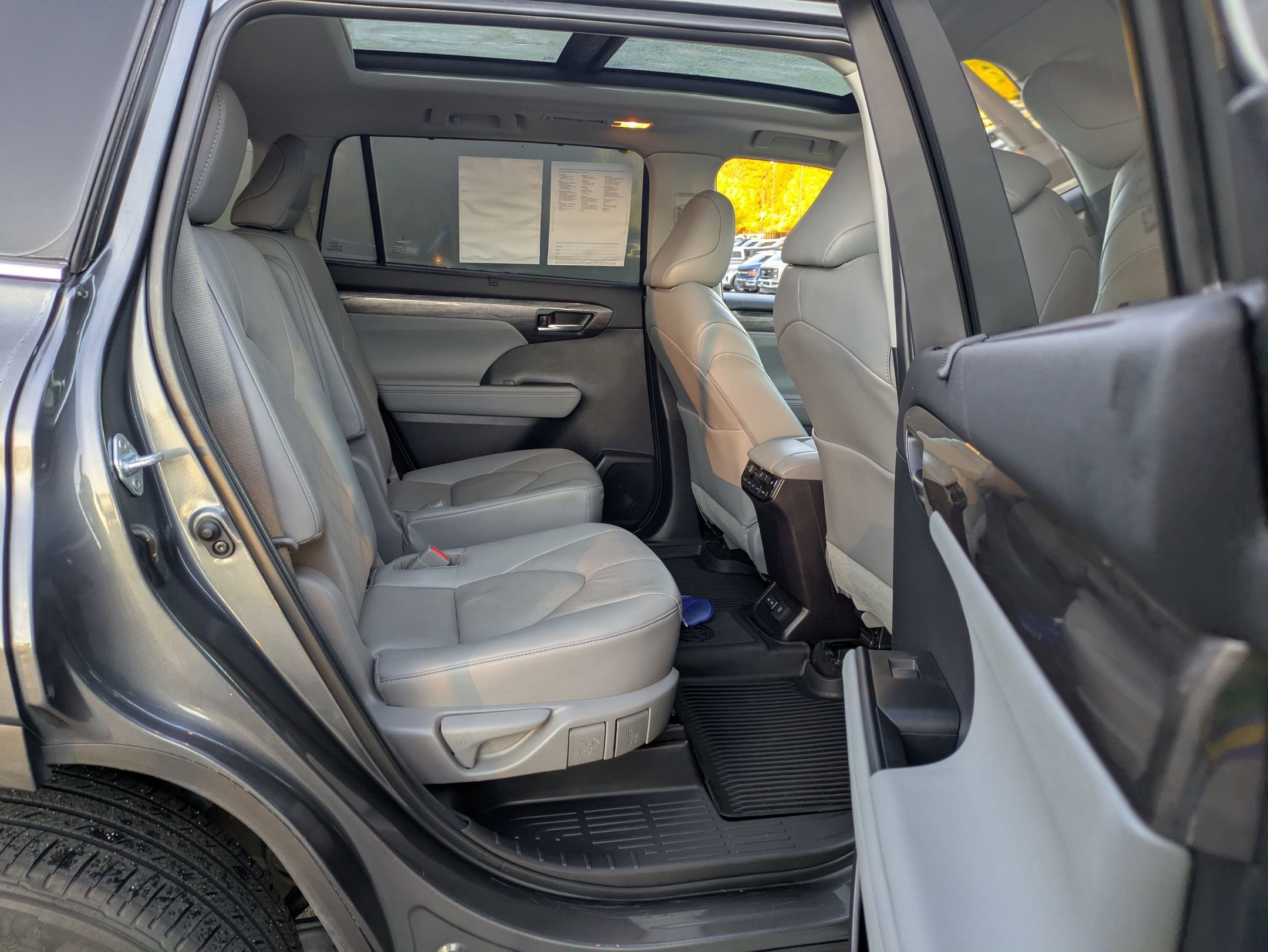 Used 2023 Toyota Highlander Platinum image 35