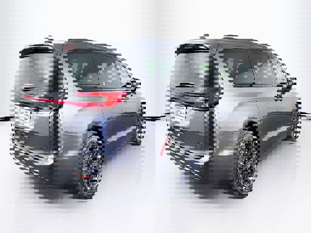 Used 2022 Chrysler Pacifica Limited w/ Uconnect Theater Family Group image 5