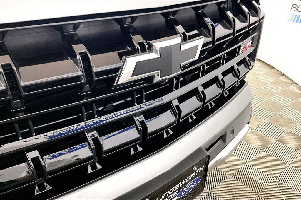 Used 2025 Chevrolet Suburban Z71 image 24