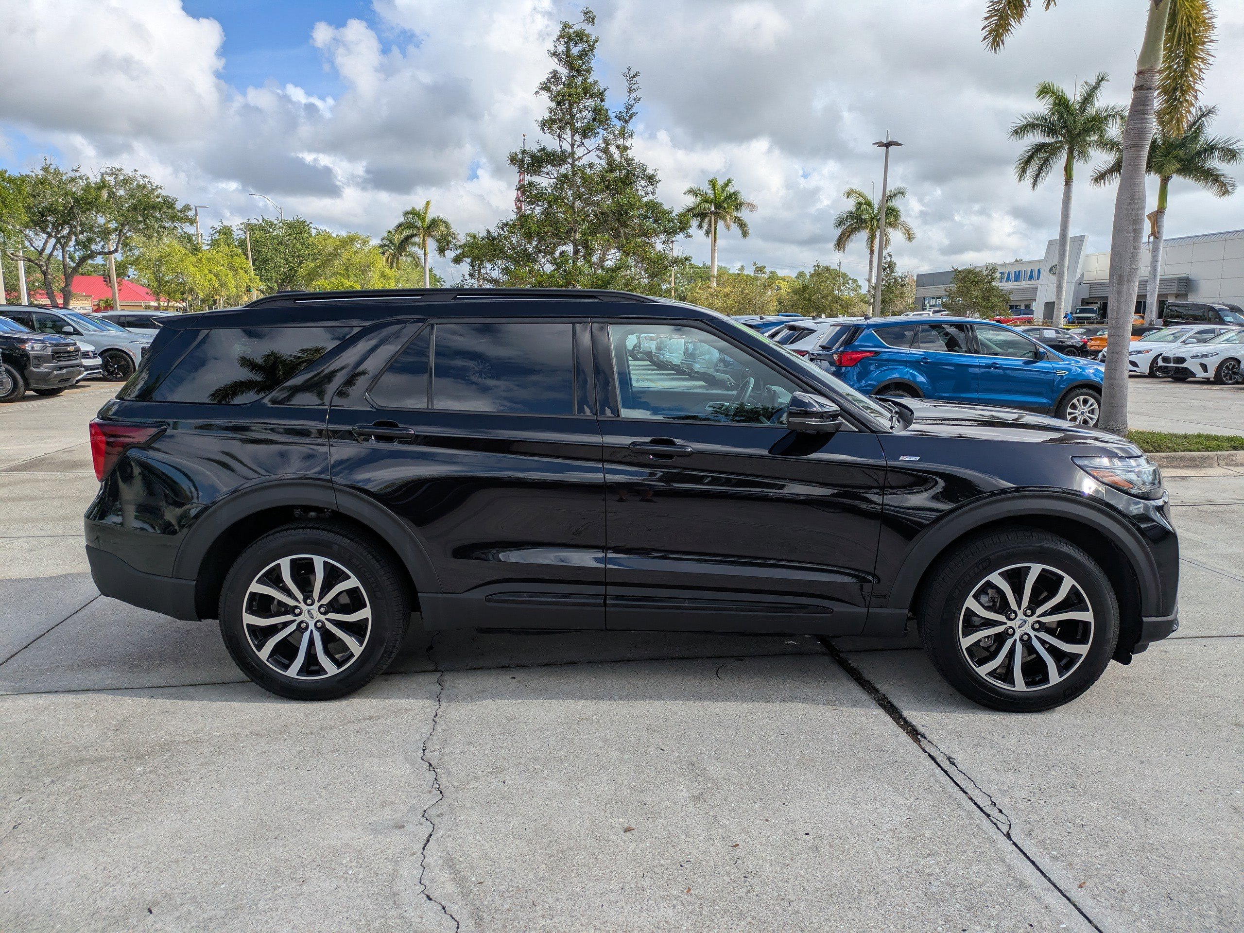 Certified 2025 Ford Explorer ST-Line AWD/4WD image 3