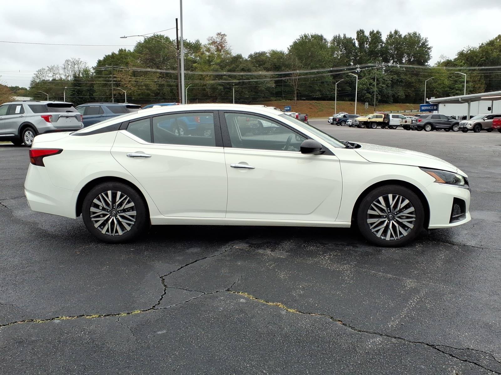Used 2025 Nissan Altima 2.5 SV FWD image 9